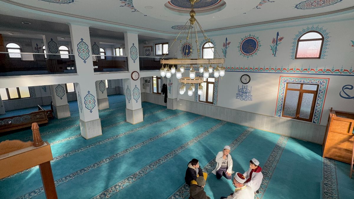 Düzce’de camide ağırlanan yabancı turist, o anları sosyal medya hesabından paylaştı Düzce’de camide ağırlanan yabancı turist, o anları sosyal medya hesabından paylaştı