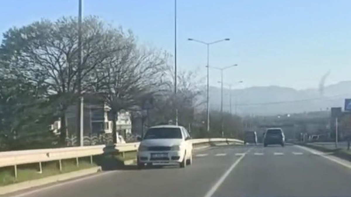 Samsun'da ters yönde ve geri geri giden otomobil görüntülendi