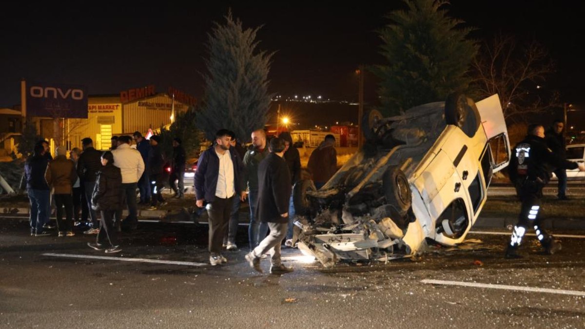 Nevşehir'de tırın çaptığı hafif ticari araç takla attı: 2 yaralı