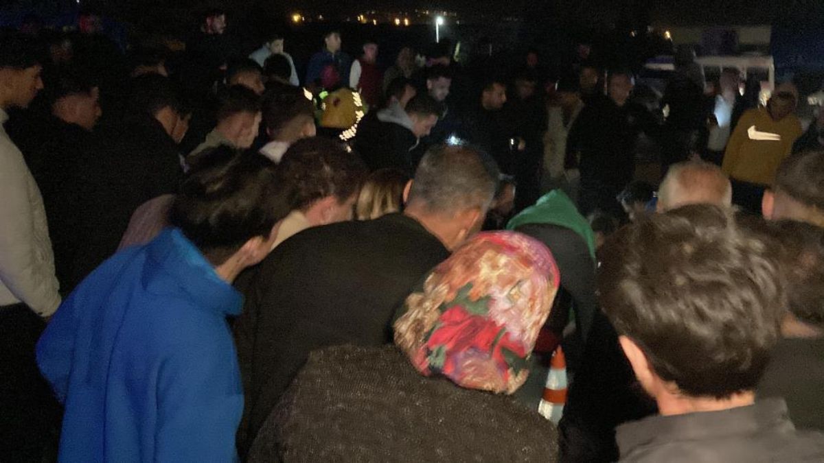 Mersin’de motosikletli gencin feci ölümü: Herkes cenazenin kaldırılmasını izledi