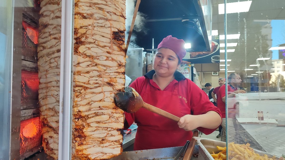 Kahramanmaraş'ta 14 yaşındaki Elif, dönerci ustası oldu