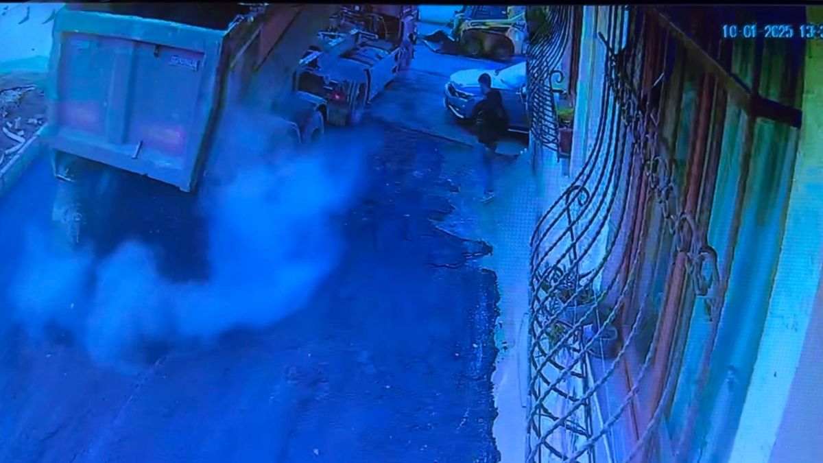 İstanbul'da asfalt döken kamyonun damperi devrildi: Faciadan dönüldü
