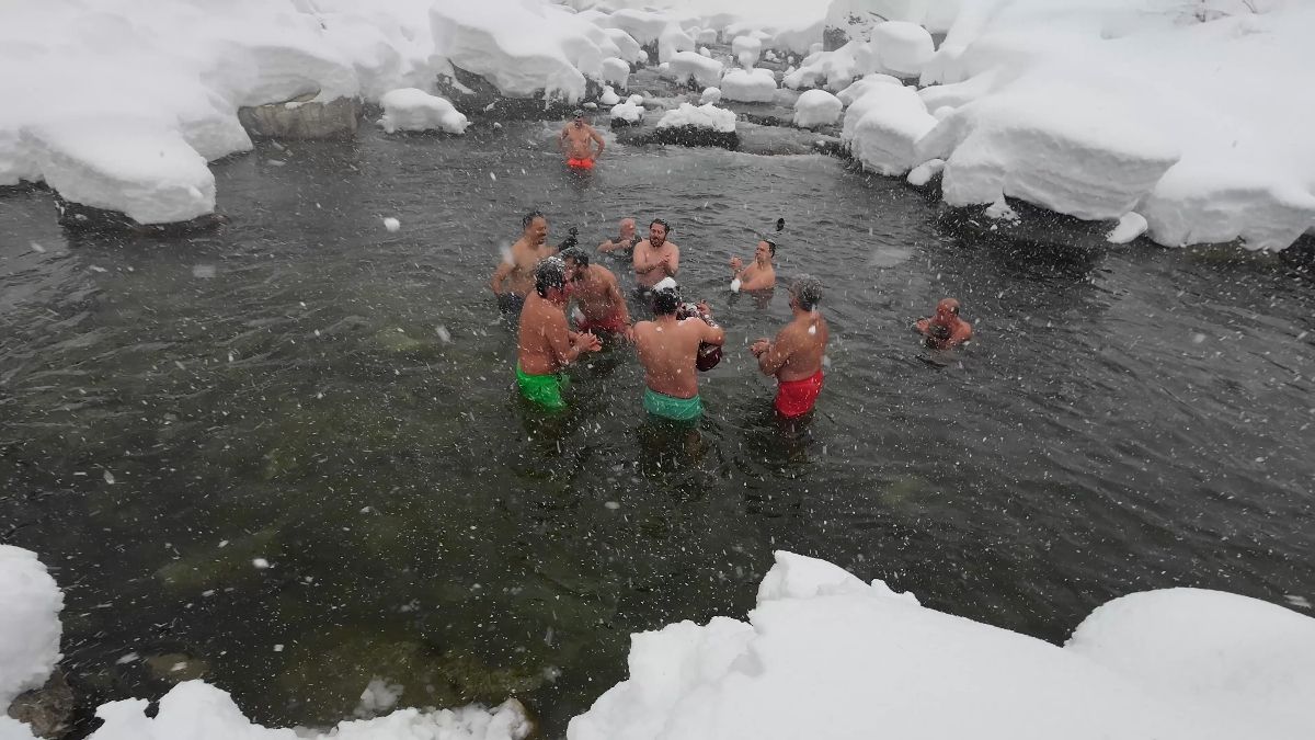 Rize'de kar yağışına rağmen derede yüzdüler