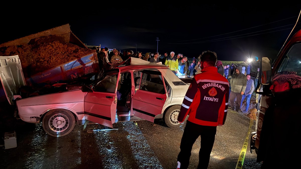 Diyarbakır'da otomobil park halindeki römorka çarptı: 1 ölü, 3 yaralı