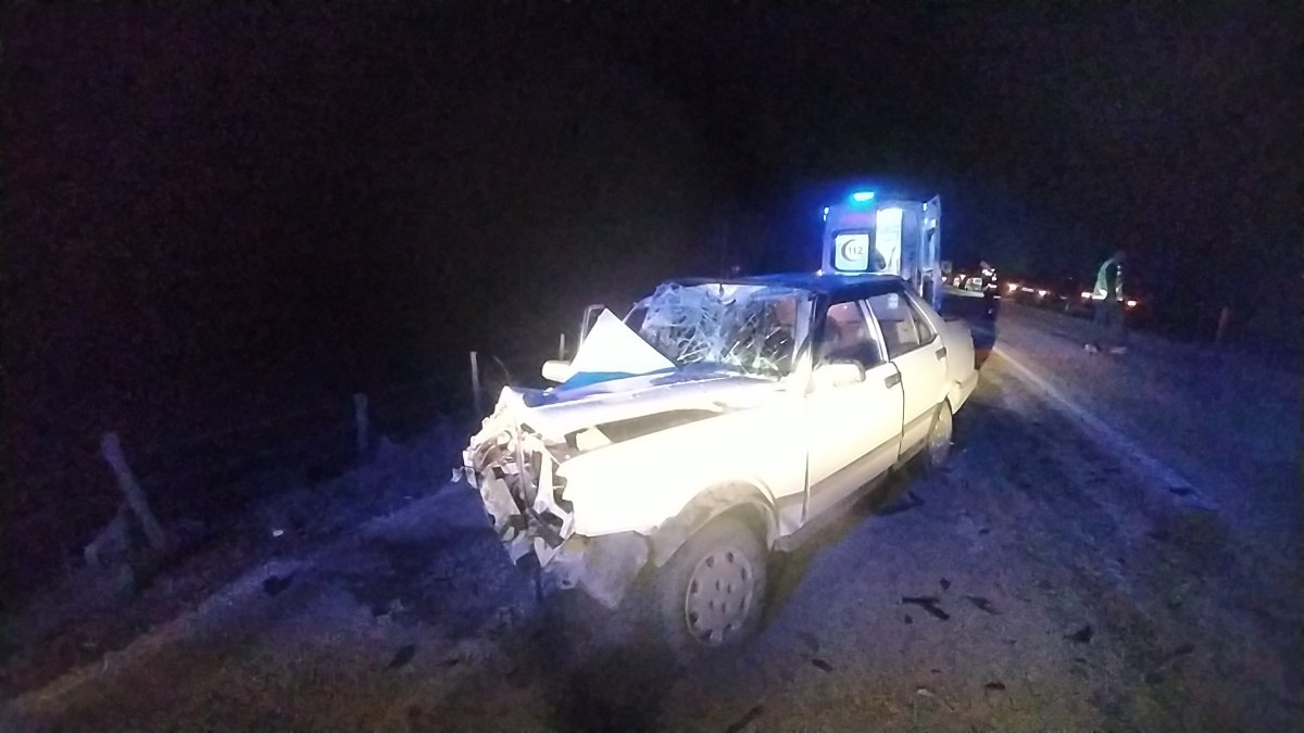 Kastamonu'da Fiat Tofaş otomobil traktörün römorkuna çarptı: 3 yaralı