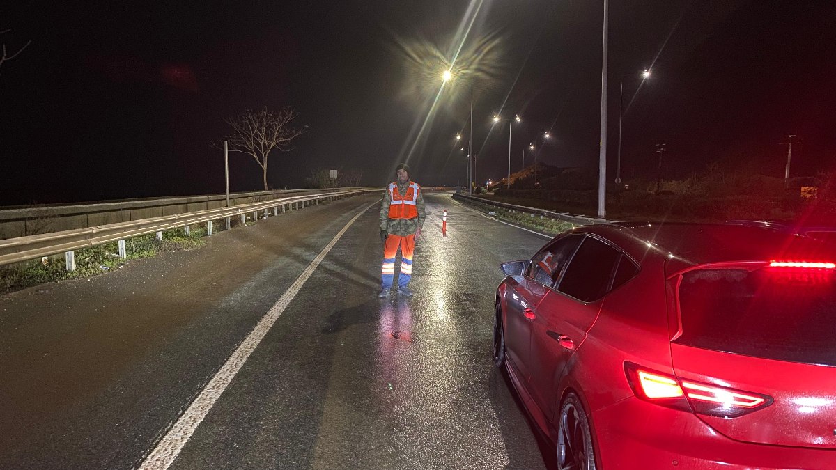 Artvin'de heyelanın meydana geldiği yol çamurla doldu, trafik yine aksadı