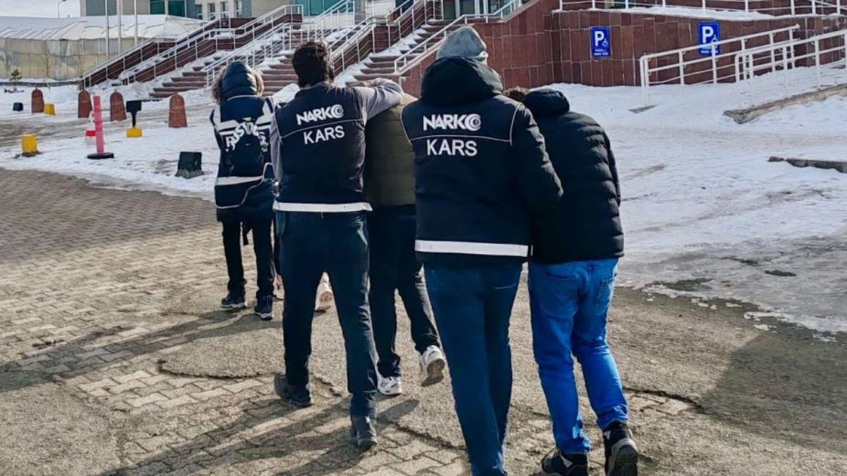 Kars’ta uyuşturucu operasyonu: Kuryelerin makatından 59 parça çıktı Kars’ta uyuşturucu operasyonu: Kuryelerin makatından 59 parça çıktı
