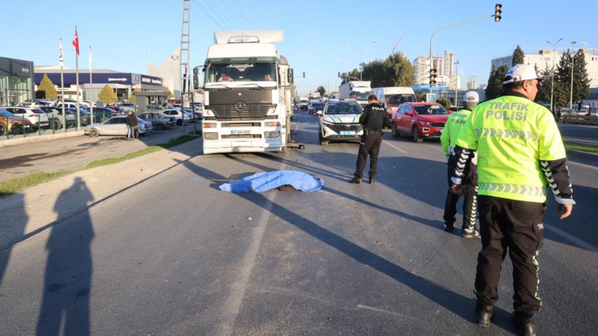 Adana'da tırın altında kalan motosiklet sürücüsü yaşamını yitirdi