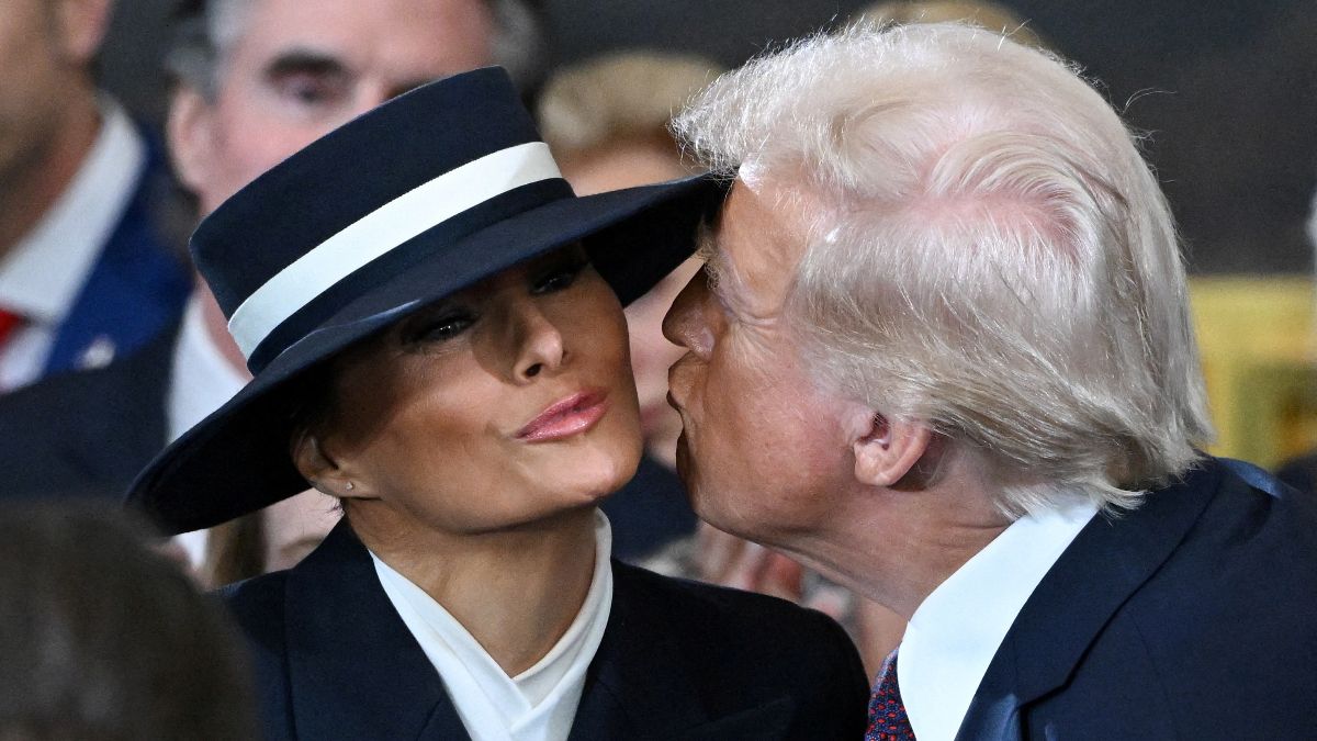 Melania'nın kıyafeti, Trump'ın eşini öpmesini engelledi