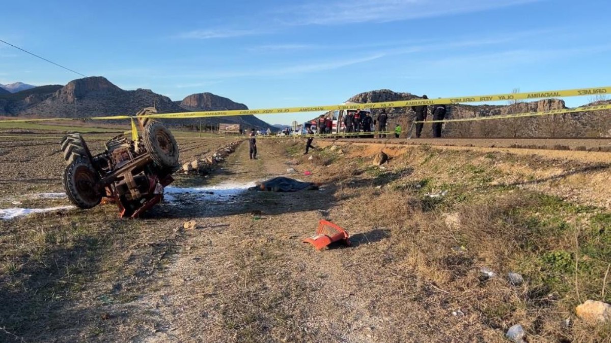 Burdur'da tarlaya devrilen traktörün sürücüsü öldü