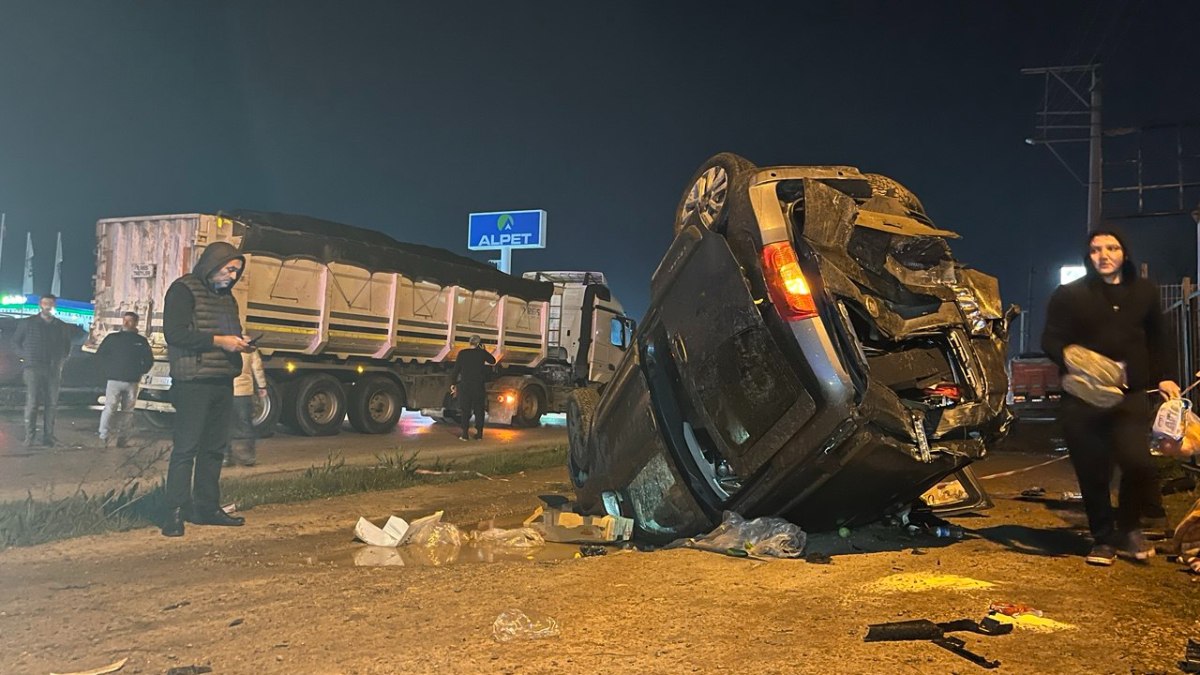 Kocaeli'de tırın çarptığı hafif ticari araç takla attı: 3 yaralı