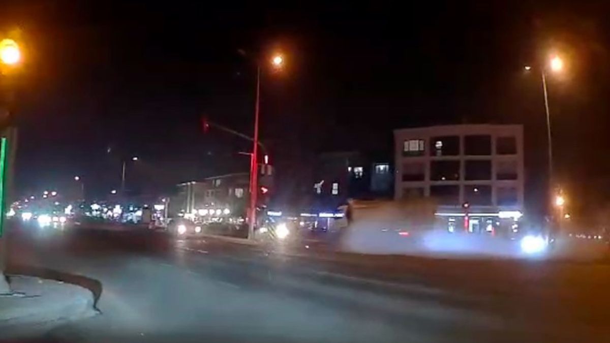 Düzce’de kırmızı ışıkta bekleyen araca kamyon çarptı: 3 yaralı