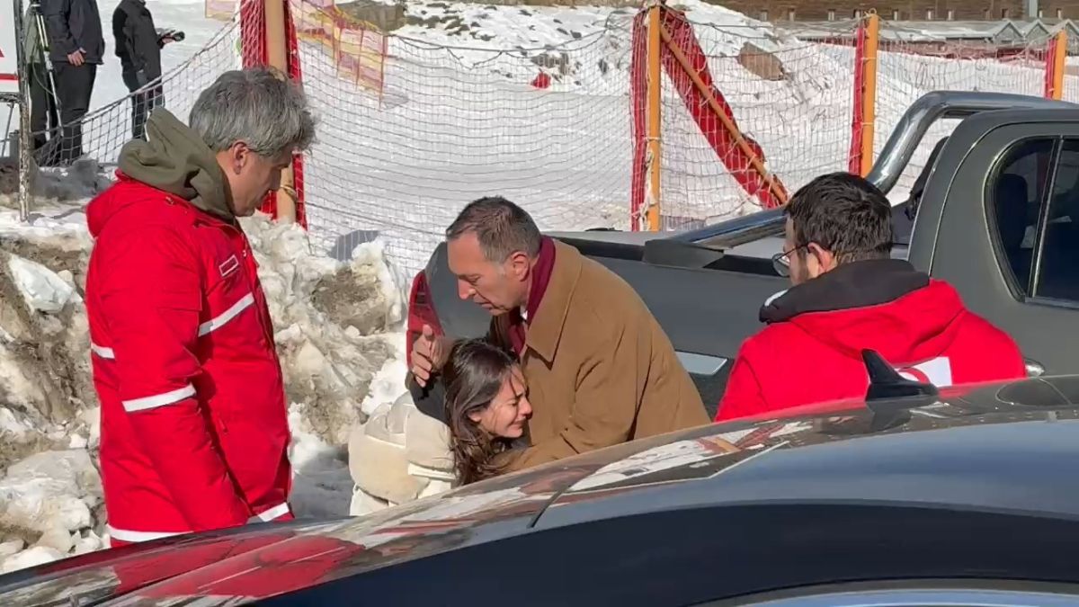 Bolu Kartalkaya'da yanan otelin önünde acı bekleyiş