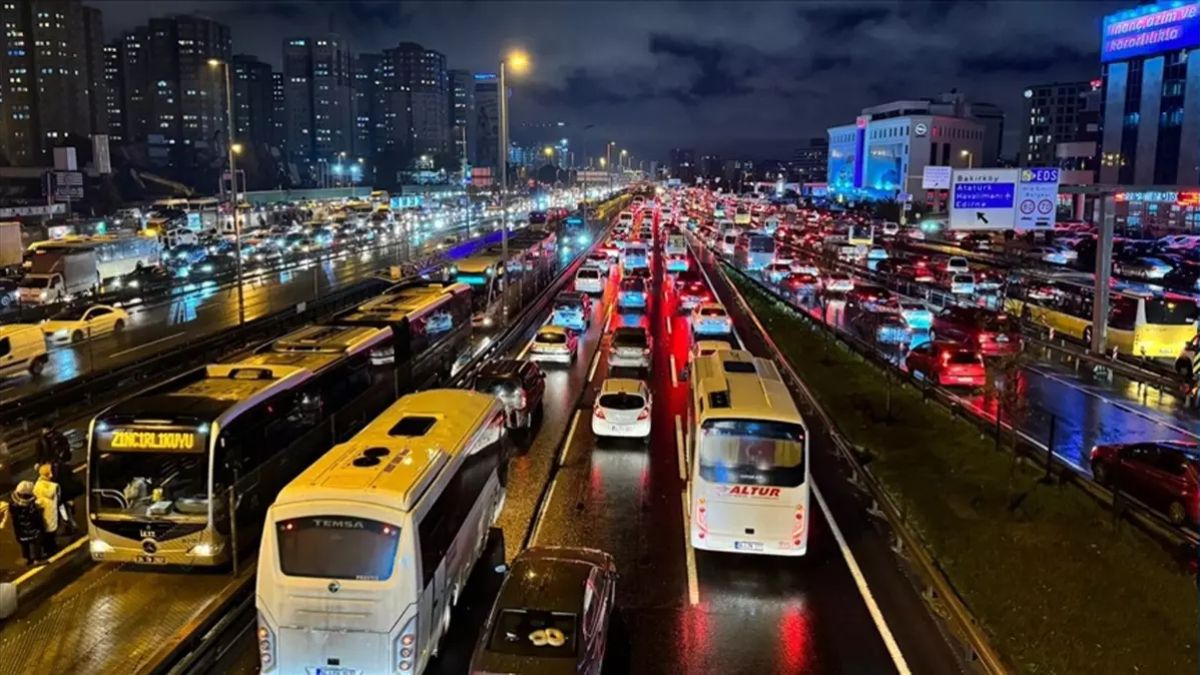 İstanbul’da metrobüs kontrolden çıktı, 4 otomobile çarparak durdu