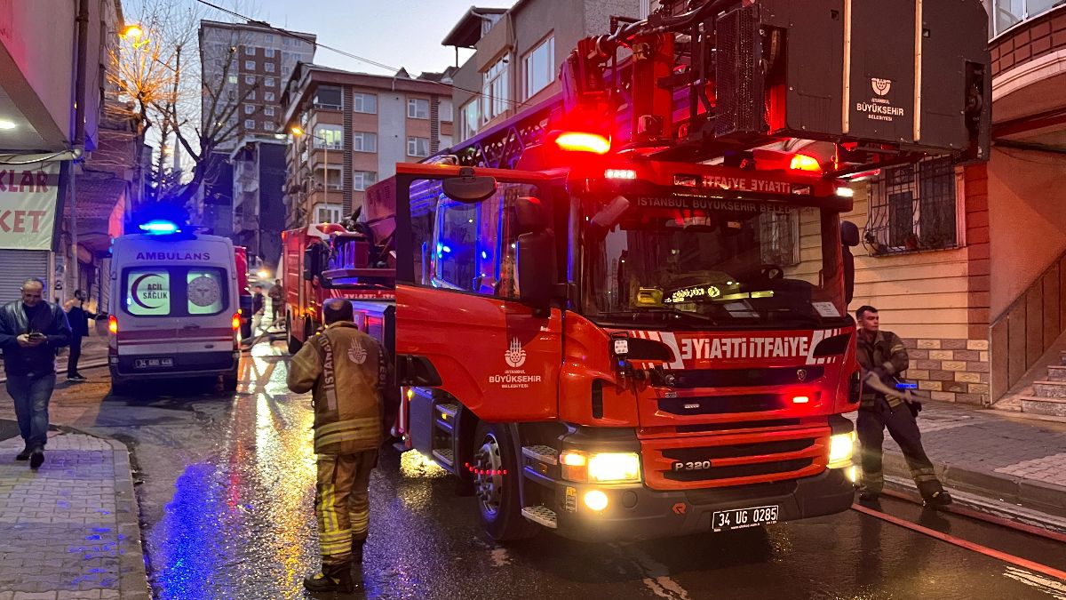 İstanbul’da yangın paniği: 5 katlı binanın çatısı alev aldı