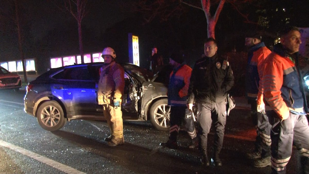 İstanbul'da kontrolden çıkan otomobil, 6 araca çarptı: 3 yaralı