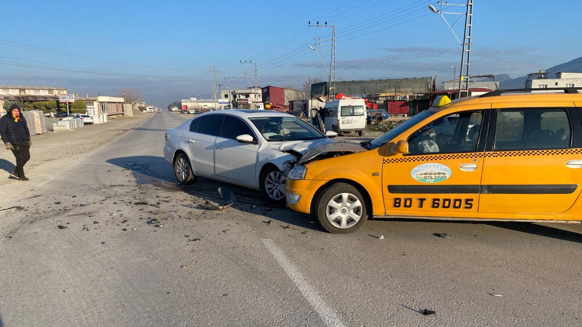 Osmaniye'de otomobil ile ticari taksi çarpıştı: 2 yaralı