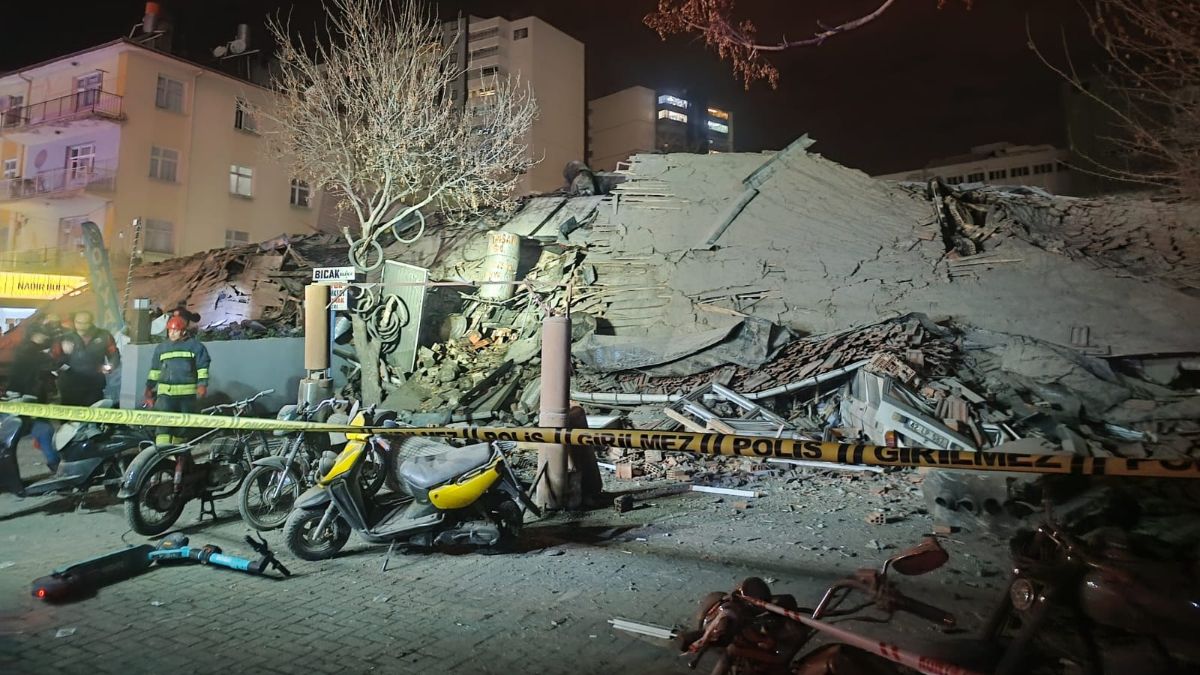 Konya'da 3 katlı bina çöktü