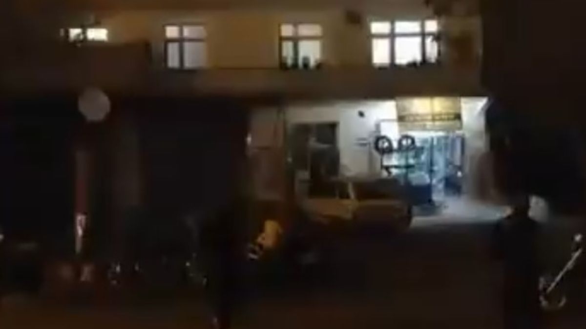 Konya'da 3 katlı eski binanın çöktüğü anlar