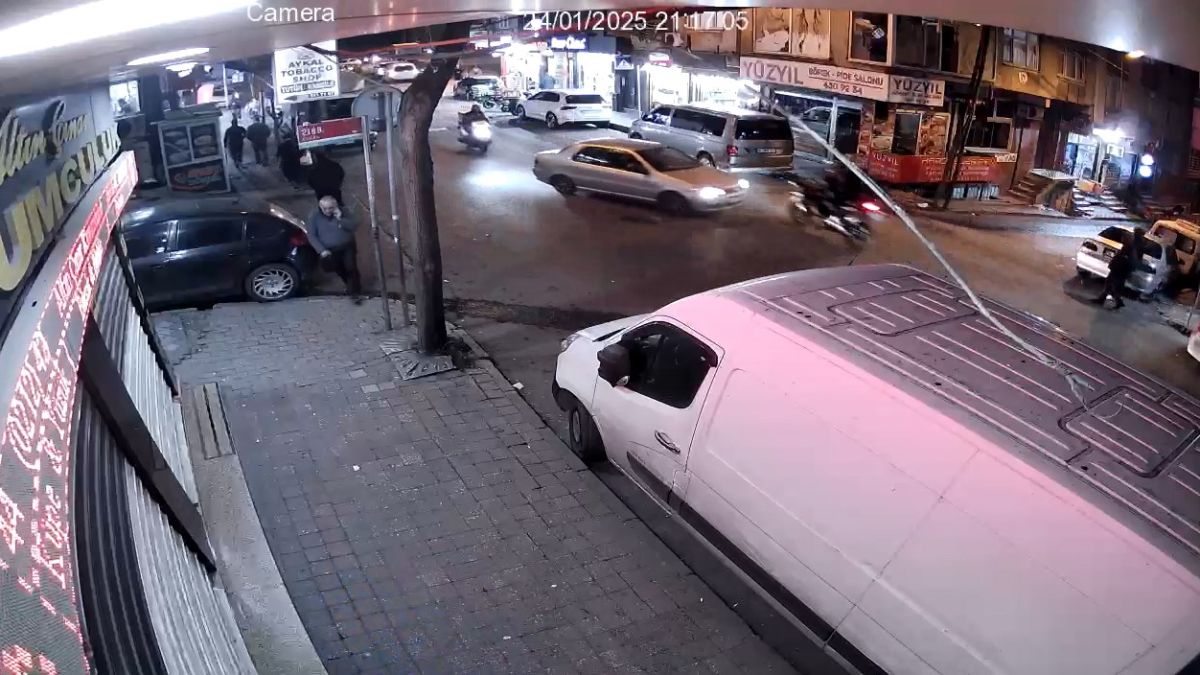 İstanbul’da otomobil motosikletli polislere çarptı