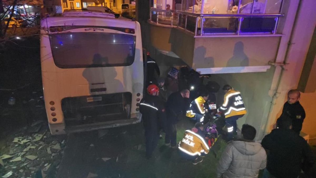 Zonguldak'ta freni boşalan midibüs apartman boşluğuna düştü: 2 yaralı