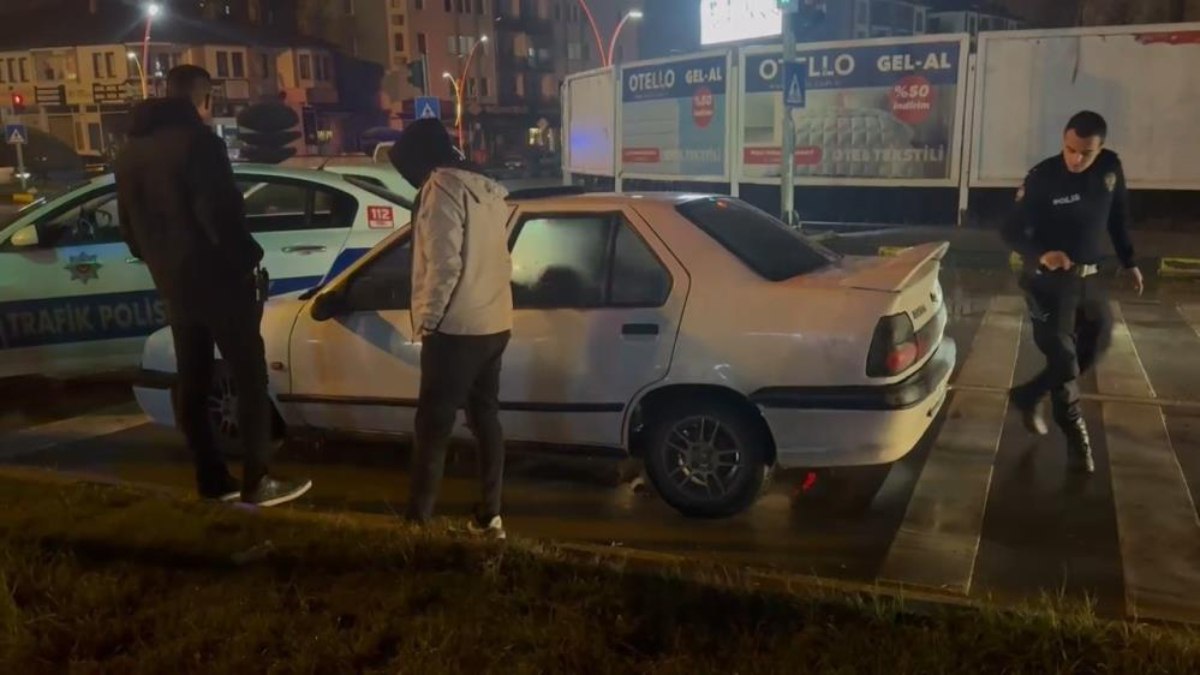 Bartın'da ehliyetsiz ve alkollü sürücü polis aracına çarptı