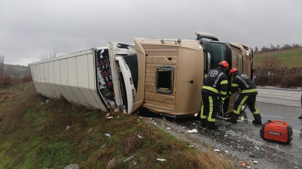 Denizli’de yağış nedeniyle kontrolden çıkan tır devrildi; 1 yaralı