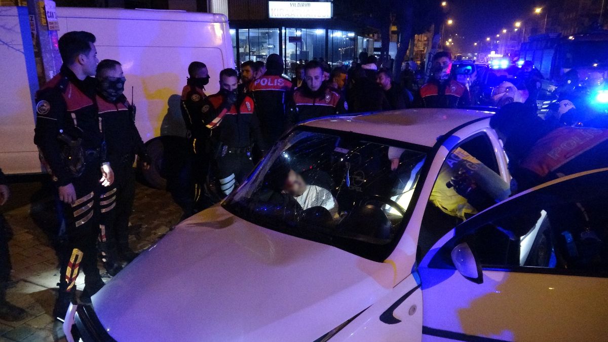 Antalya’da çuval dolusu silahla polisten kaçan sürücü kaza yaptı