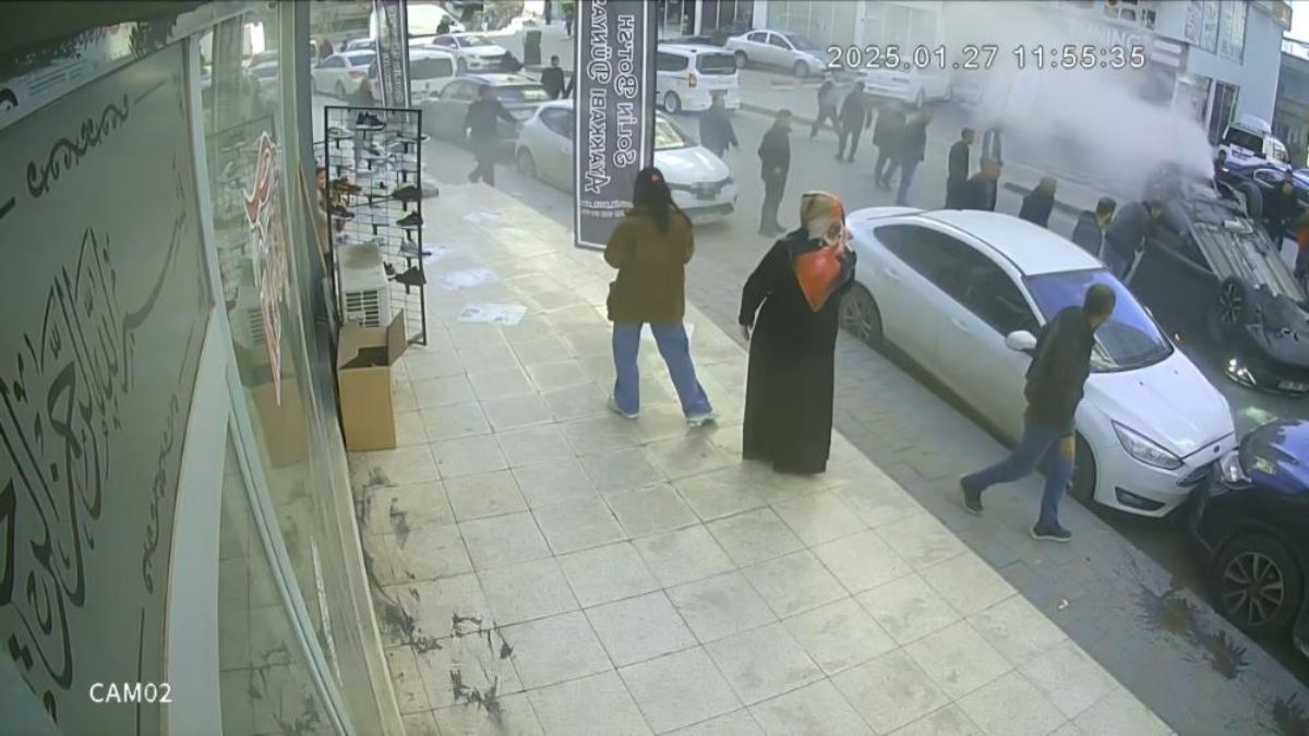 Siirt'te otomobil, park halindeki araca çarparak takla attı