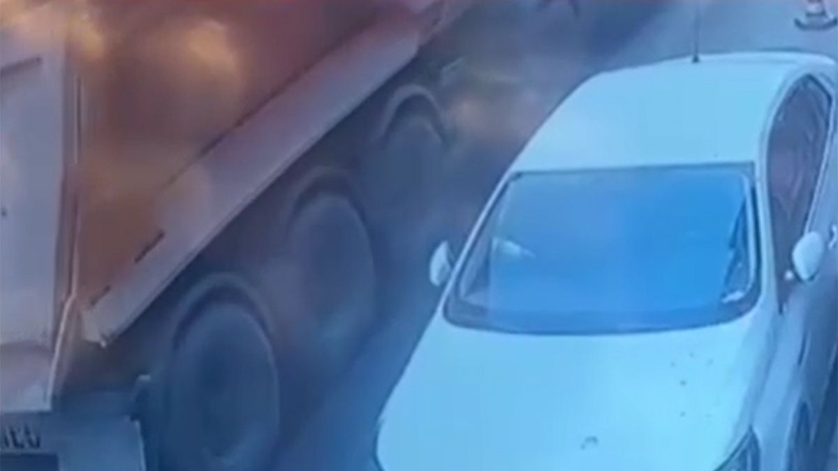 İstanbul Bağcılar’da yaşlı adam kamyonun altında kalarak can verdi