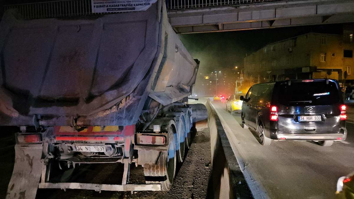 İstanbul'da kontrolden çıkan hafriyat kamyonu beton bariyerlere çıktı