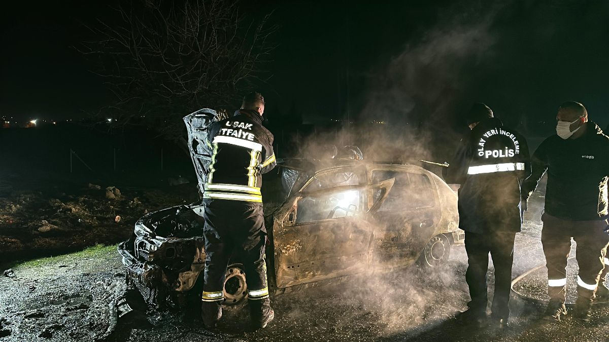 Uşak'ta yanan otomobilde feci şekilde can verdi