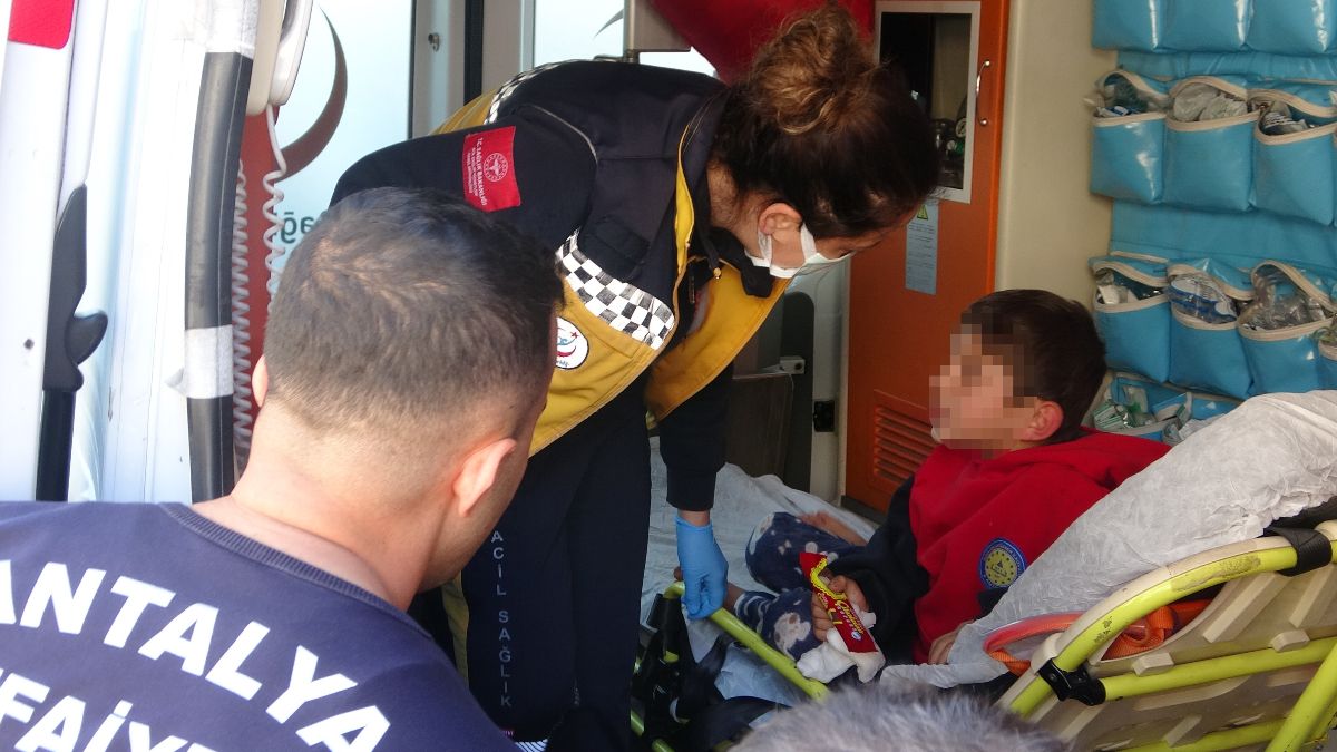 Antalya’da yangından kurtarılan çocuk: Beni hastaneye götürmeyin annemin parası yok Antalya’da yangından kurtarılan çocuk: Beni hastaneye götürmeyin annemin parası yok