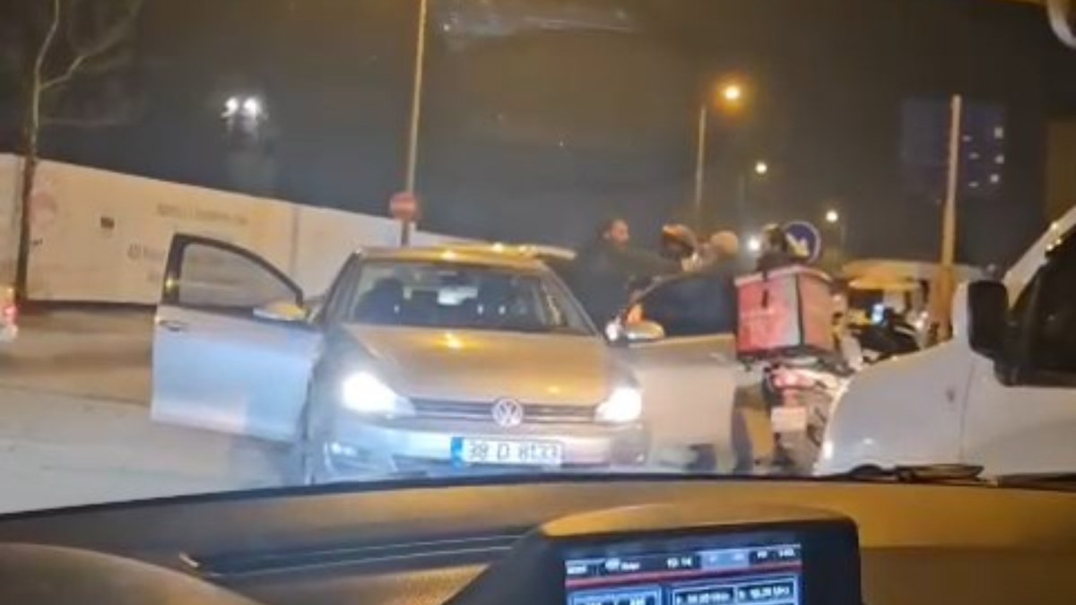 İstanbul'da yol ortasında yumruklu kavga