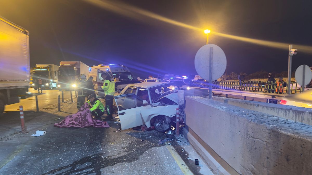 Mersin'de otomobil beton bariyerlere çarptı: 2 ölü 5 yaralı
