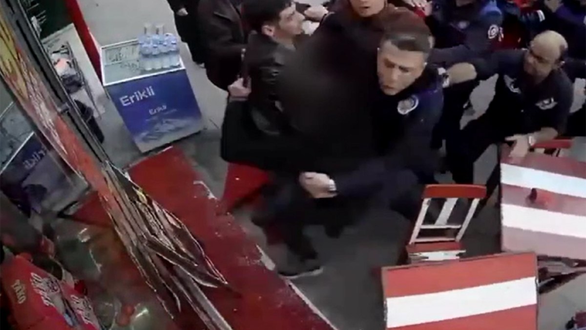 İzmir'de esnaf ile zabıtalar birbirine girdi