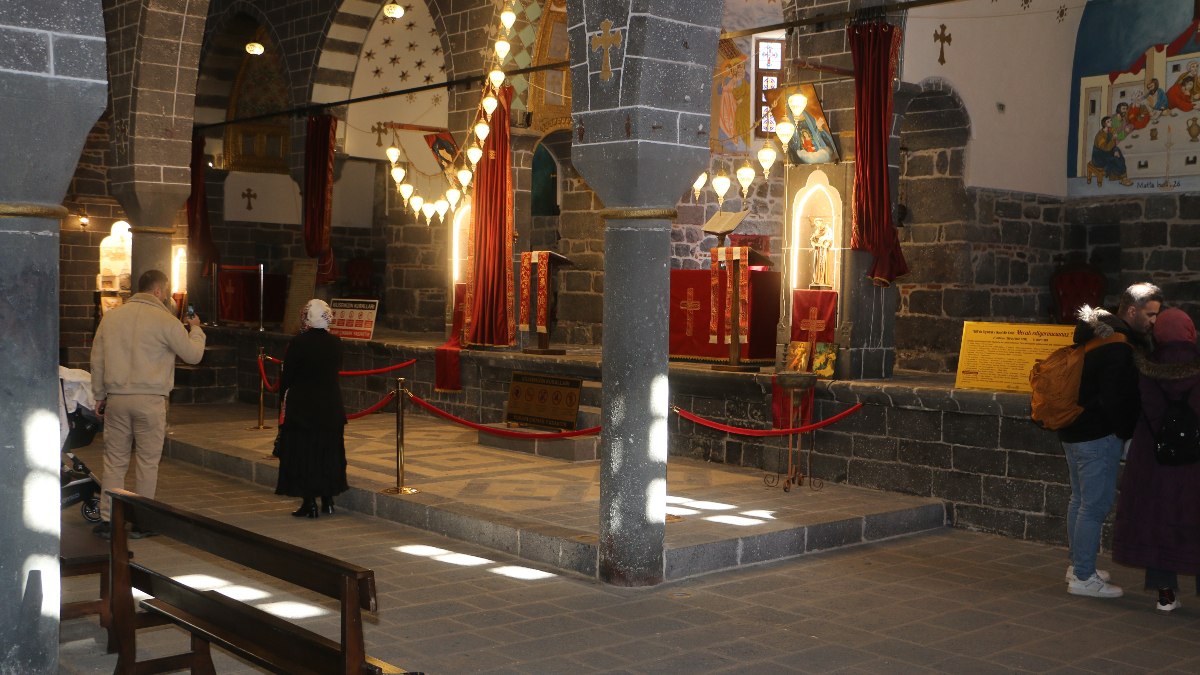 Diyarbakır'da bulunan kiliselere yerli yabancı turist akını