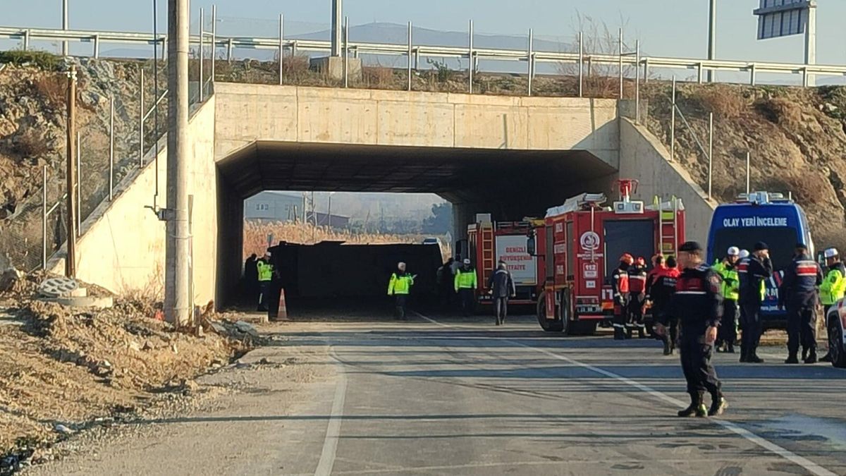 Denizli'de işçileri taşıyan midibüs devrildi