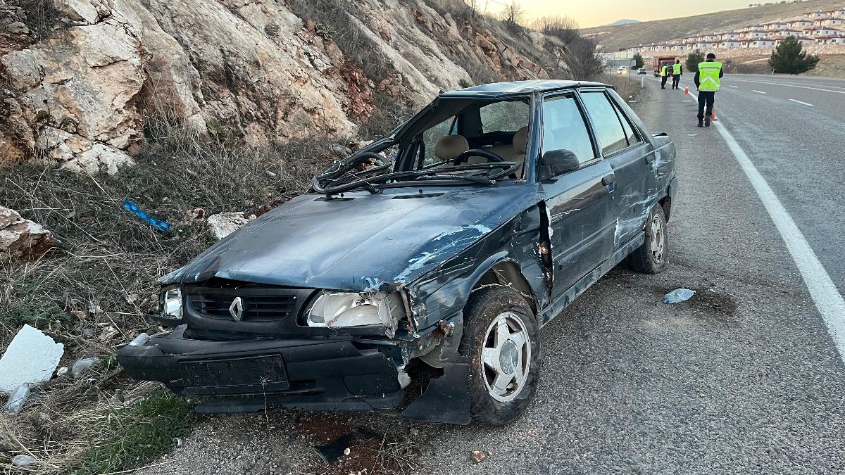 Adıyaman'da virajı alamayan otomobil takla attı