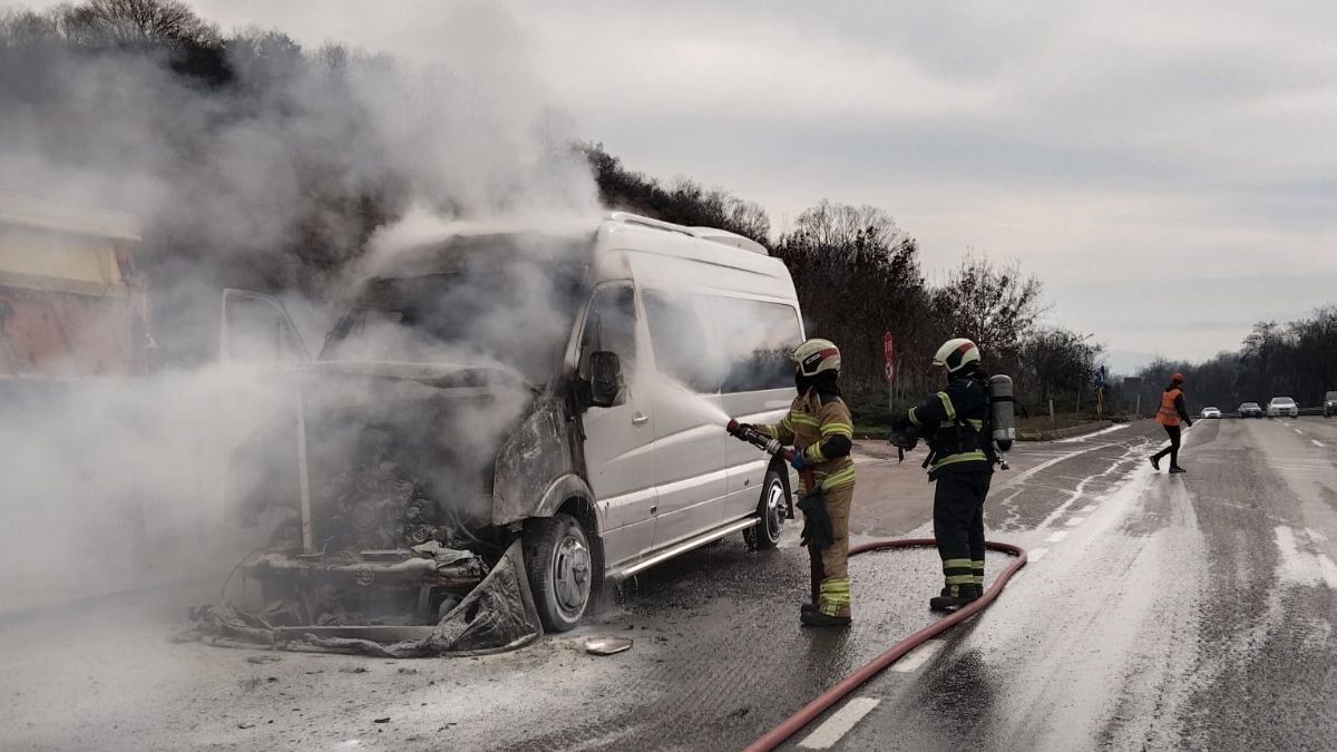 Bursa'da servis halindeki minibüs yandı