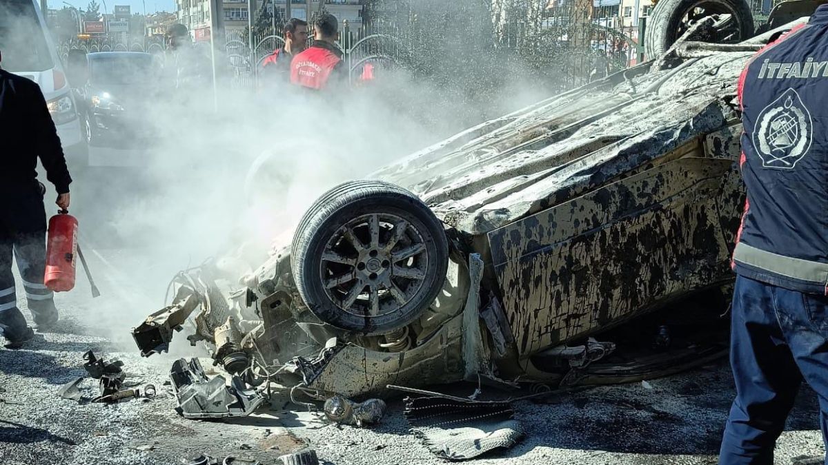 Diyarbakır'da kontrolden çıkan otomobil kaza yaptı: 4 yaralı