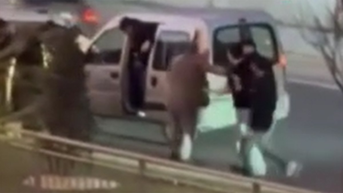 İstanbul Küçükçekmece'de yol verme tartışması tekme tokatlı kavgaya dönüştü