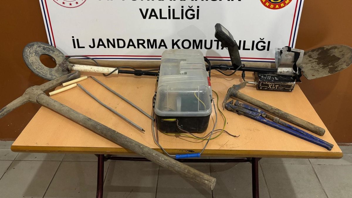 Afyonkarahisar'da devriye gezen jandarma definecileri suçüstü yaptı