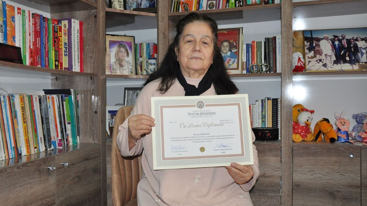 Bursa'da emekli öğretmen 10 yılda 3 üniversite bitirdi