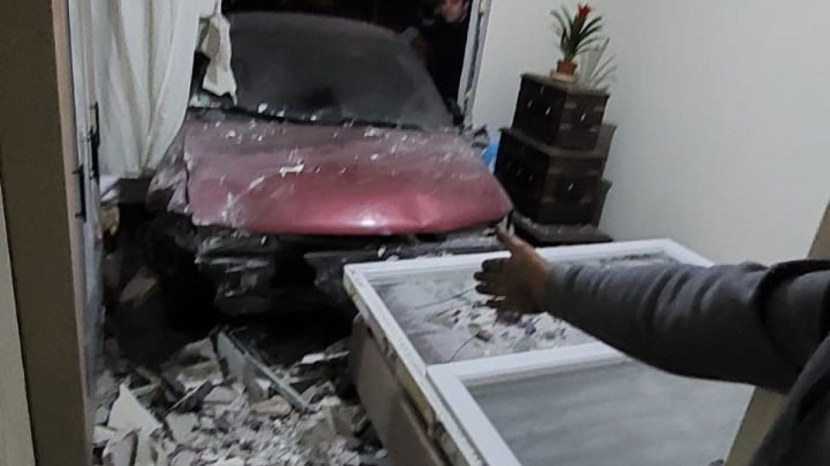 Erzurum'da fren yerine gaza basan sürücü evin yatak odasına girdi