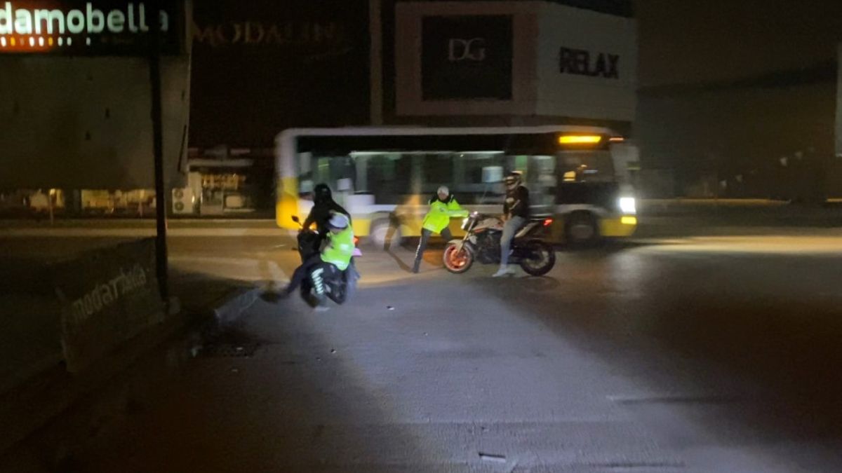 Bursa'da ‘dur' ihtarına uymayıp polise çarptı: O anlar kamerada