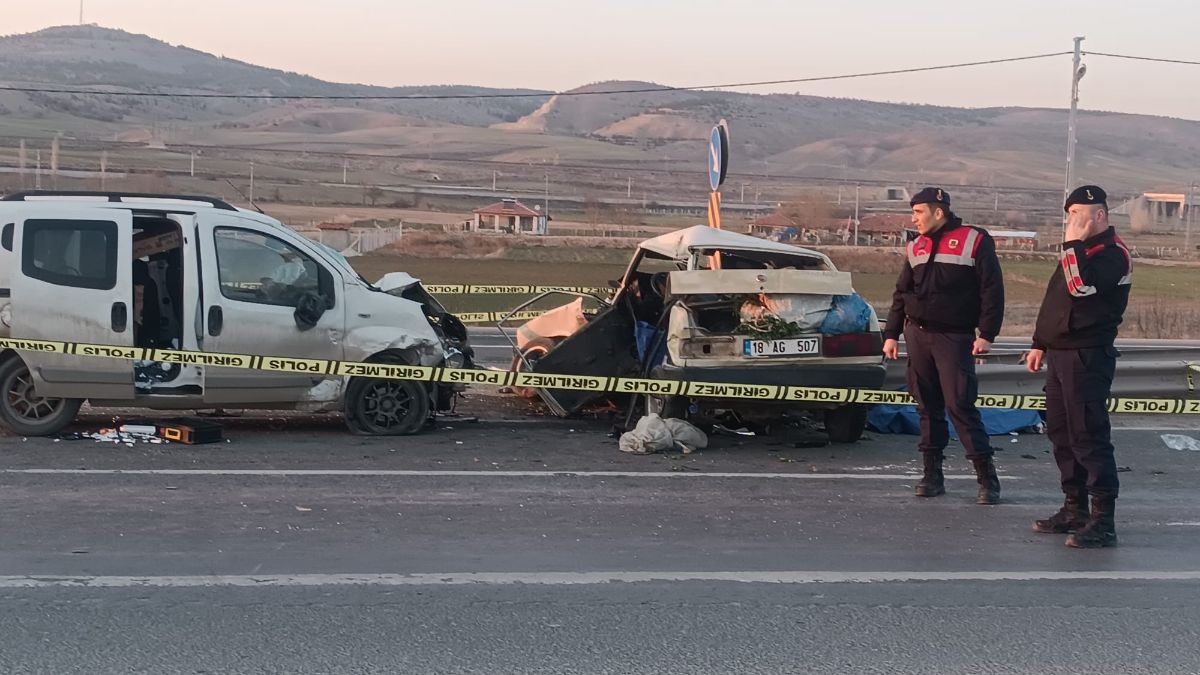 Kırıkkale’de hafif ticari araç ile otomobil çarpıştı: 2 ölü 2 yaralı