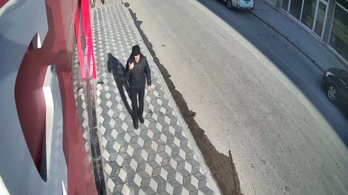 Isparta'daki korkutan kaza: Araçların altında kalmaktan son anda kurtuldu