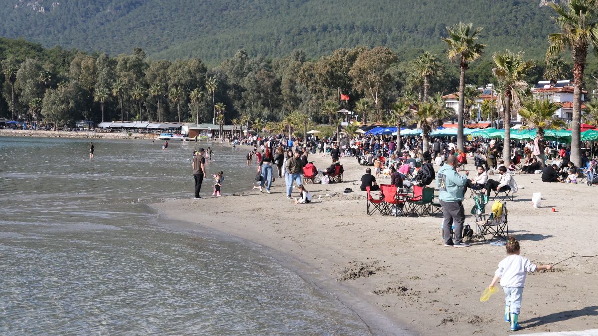 Muğla Akyaka'da sıcak havayı fırsat bilenler sahilleri doldurdu