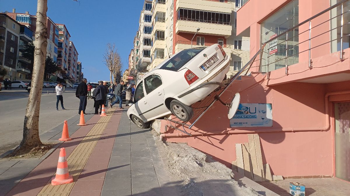 Çorum'da el freni indirilen otomobil merdivenlerde asılı kaldı